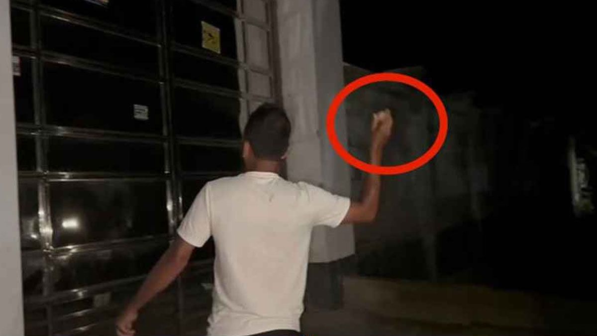 নিউইয়র্কে ডিম ছোড়া, আ.লীগ নেতার গ্রামের বাড়িতে পাল্টা ডিম নিক্ষেপ