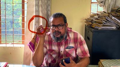 টঙ্গীবাড়ী প্রকৌশলী কার্যালয়ে সরকারি কর্মকর্তার প্রকাশ্যে ধূমপান