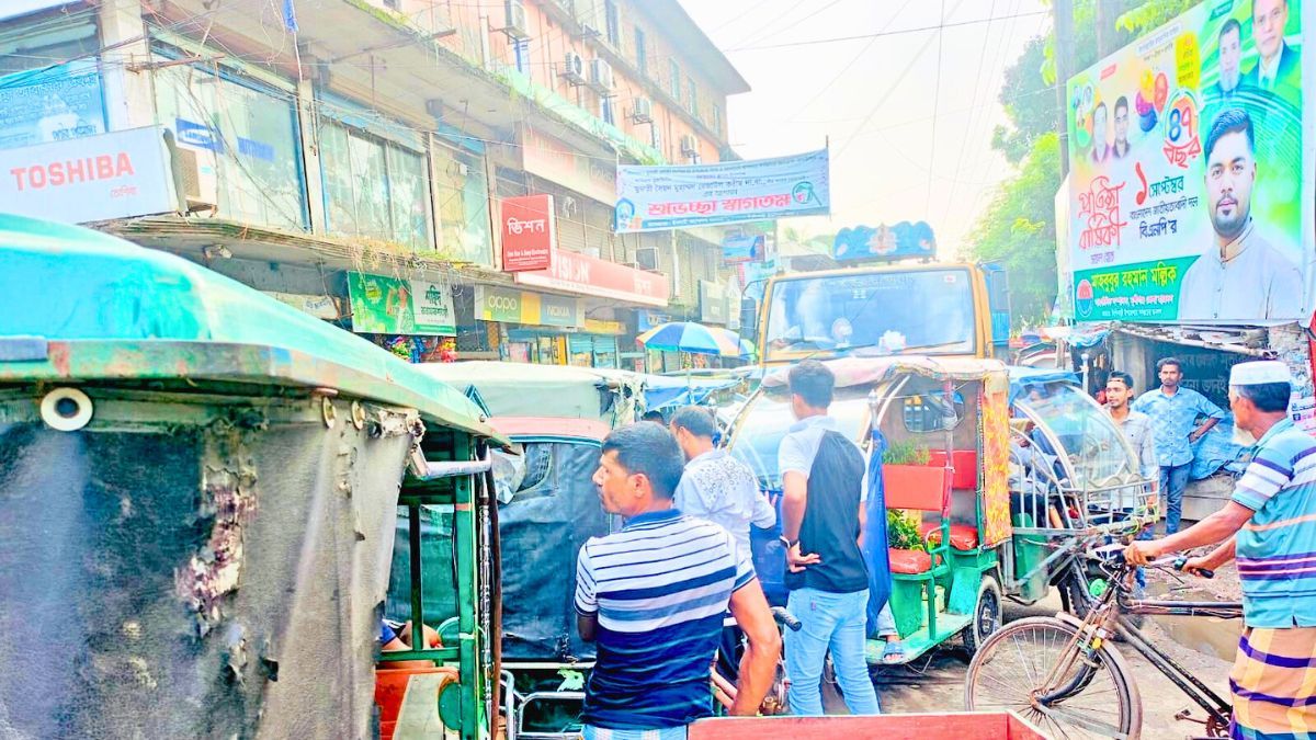 টঙ্গীবাড়ী উপজেলা চত্বরে যানজট, প্রশাসনের নীরবতায় ভোগান্তি