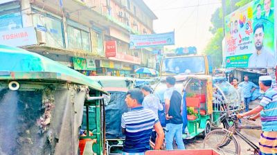 টঙ্গীবাড়ী উপজেলা চত্বরে যানজট, প্রশাসনের নীরবতায় ভোগান্তি