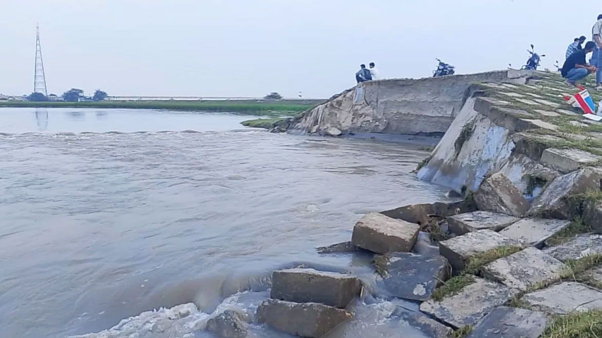 নদীগর্ভে বিলীন দ্বিতীয় তিস্তা সেতু রক্ষা বাঁধের ১৩০ মিটার অংশ