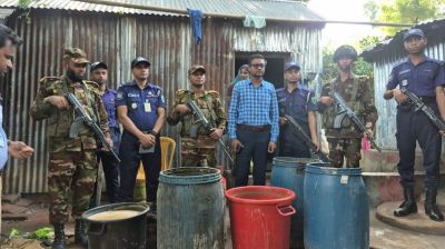 মধ্যনগরে ২০০ লিটার চোলাই মদ ধ্বংস