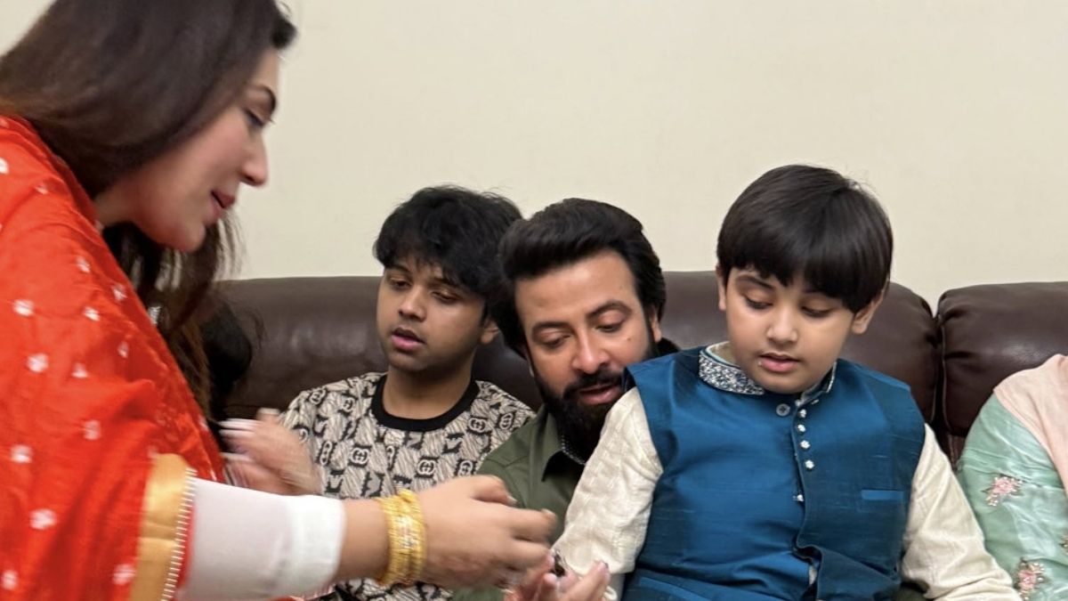 সবাইকে চমকে দিয়ে শাকিবের বাসায় অপু বিশ্বাস!