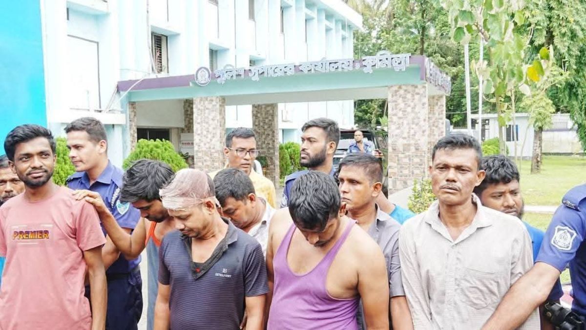 দেবিদ্বার চেকপোস্টে ডাকাতদলের ১৪ সদস্য আটক