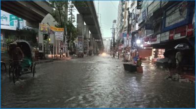 রাতভর বৃষ্টিতে রাজধানীতে জলাবদ্ধতা, ভোগান্তিতে নগরবাসী