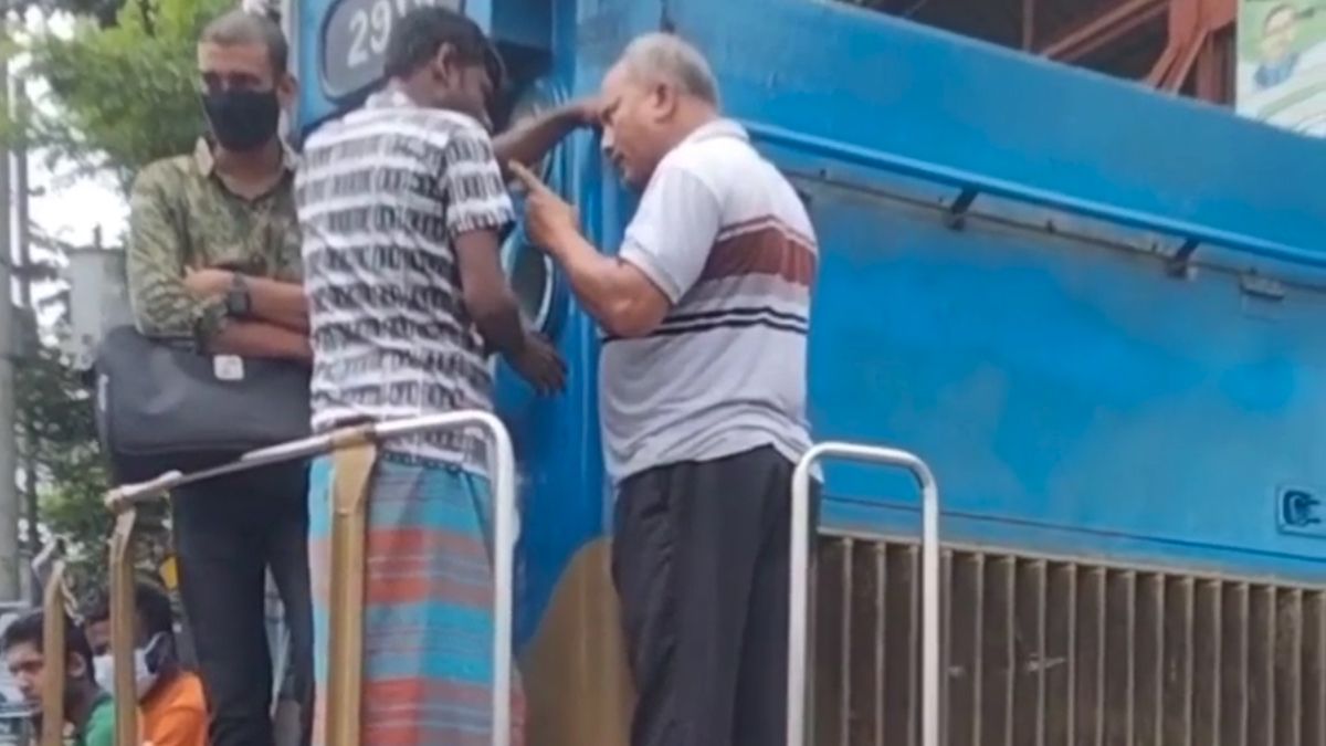 টাকার বিনিময়ে ট্রেনের ইঞ্জিনে যাত্রী, প্রশ্ন করায় বৃদ্ধাঙ্গুলি দেখালেন চালক