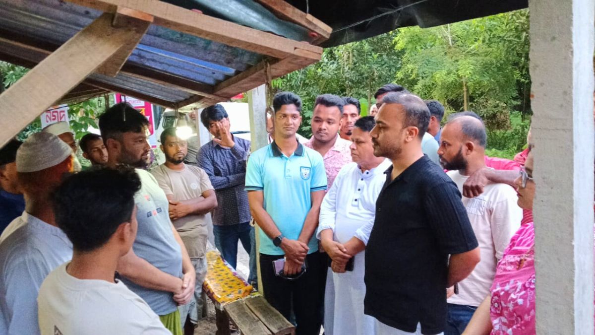 গাজীপুরে চুরি ও লুটপাটের শিকার ছরোয়ারের পাশে দাঁড়ালেন ইউএনও