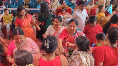মঙ্গল কামনায় সিঁদুর খেলায় মাতলেন ভক্তরা