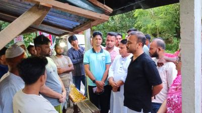 গাজীপুরে চুরি ও লুটপাটের শিকার ছরোয়ারের পাশে দাঁড়ালেন ইউএনও