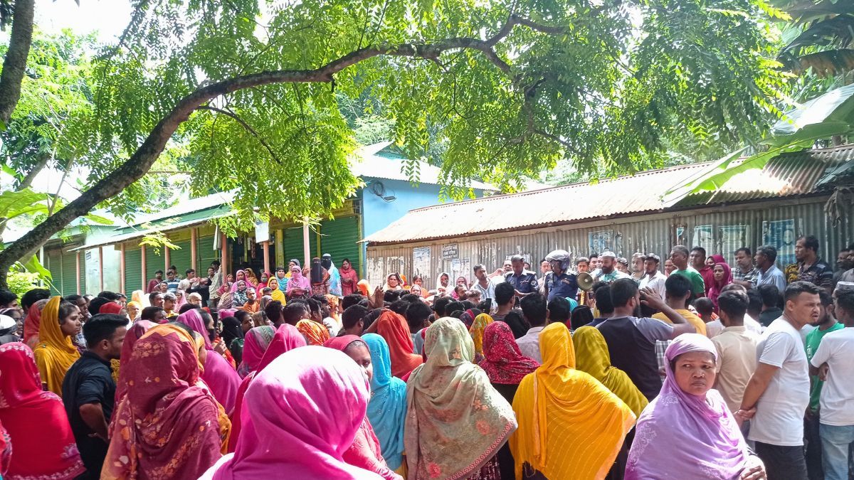 শ্রীপুরে বকেয়া বেতনের দাবিতে গার্মেন্টস শ্রমিকদের বিক্ষোভ