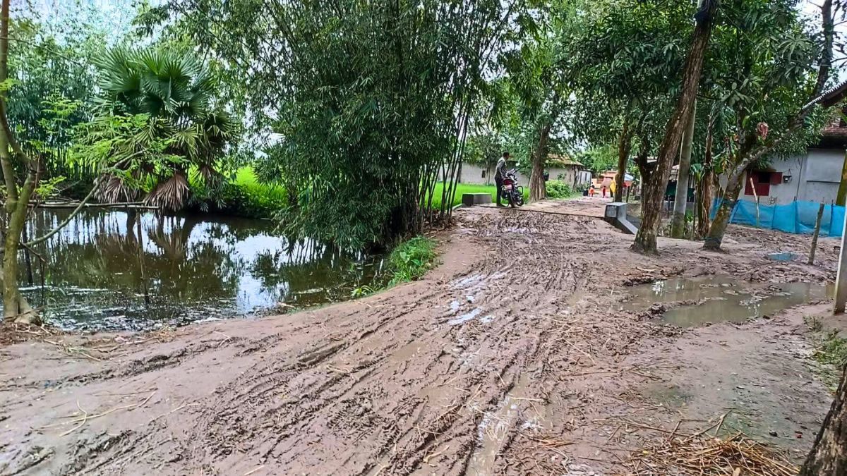 হাকিমপুরে বর্ষায় কাদামাখা রাস্তায় জনদুর্ভোগ