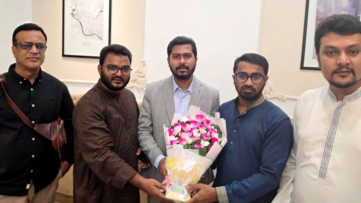 সিঙ্গাপুরে চিকিৎসা শেষে দেশে ফিরলেন নুর