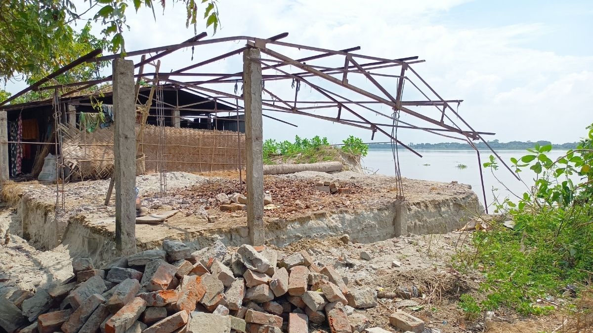 নদীভাঙনে বিলীনের পথে আশ্রয়ণের ঘর, মালামাল যাচ্ছে ভাঙারির দোকানে