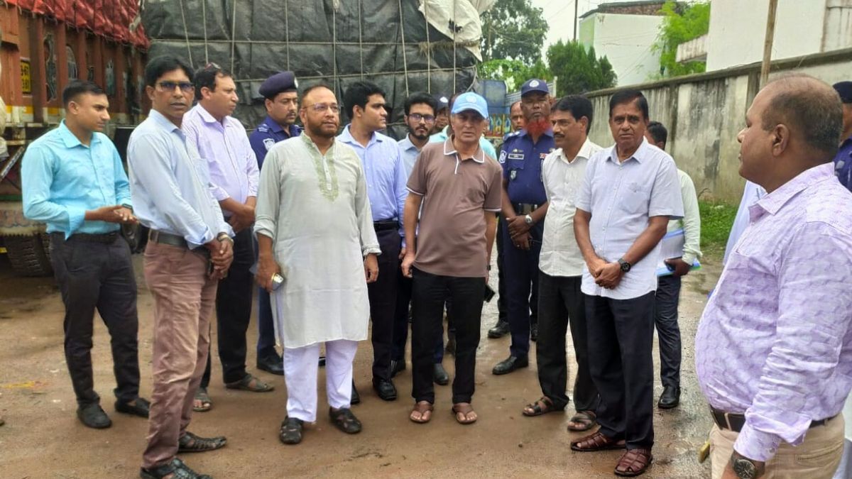 হিলি স্থলবন্দরের বেহাল রাস্তা দ্রুত সংস্কারের আশ্বাস বিভাগীয় কমিশনারের