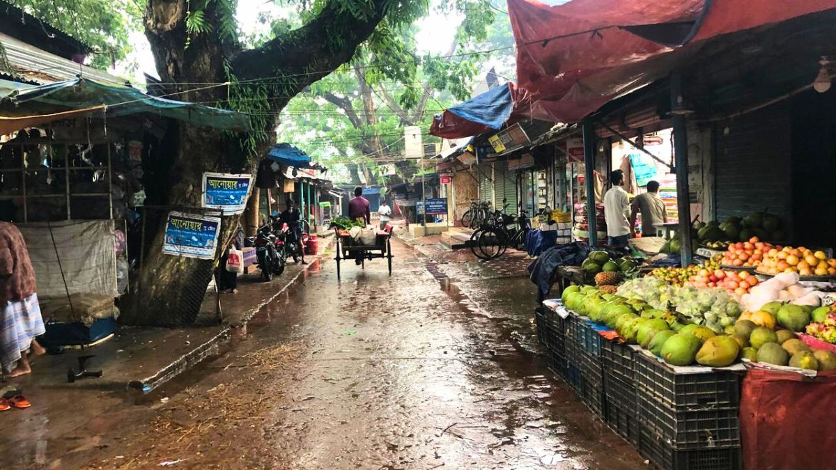 হিলিতে টানা বৃষ্টিতে জনজীবন স্থবির