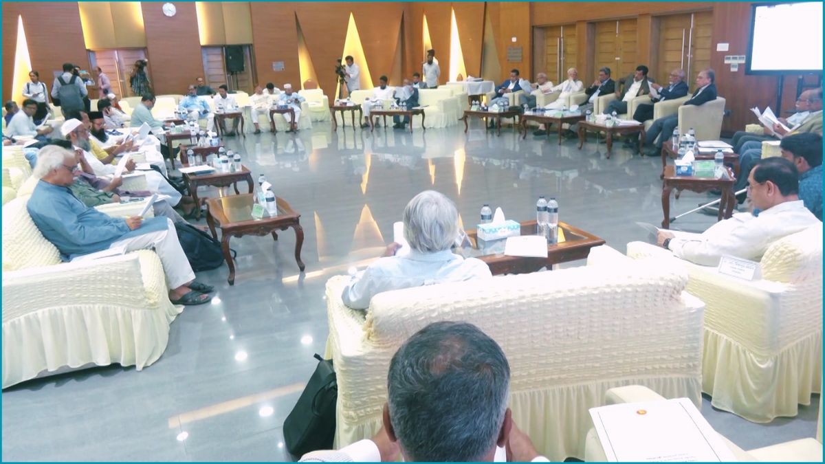 জুলাই সনদ বাস্তবায়ন নিয়ে বৈঠক চলছে