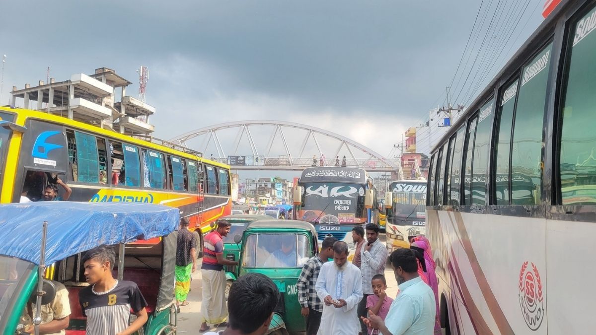 বগুড়ায় পরিবহন শ্রমিকদের কর্মবিরতিতে যাত্রীদের দুর্ভোগ