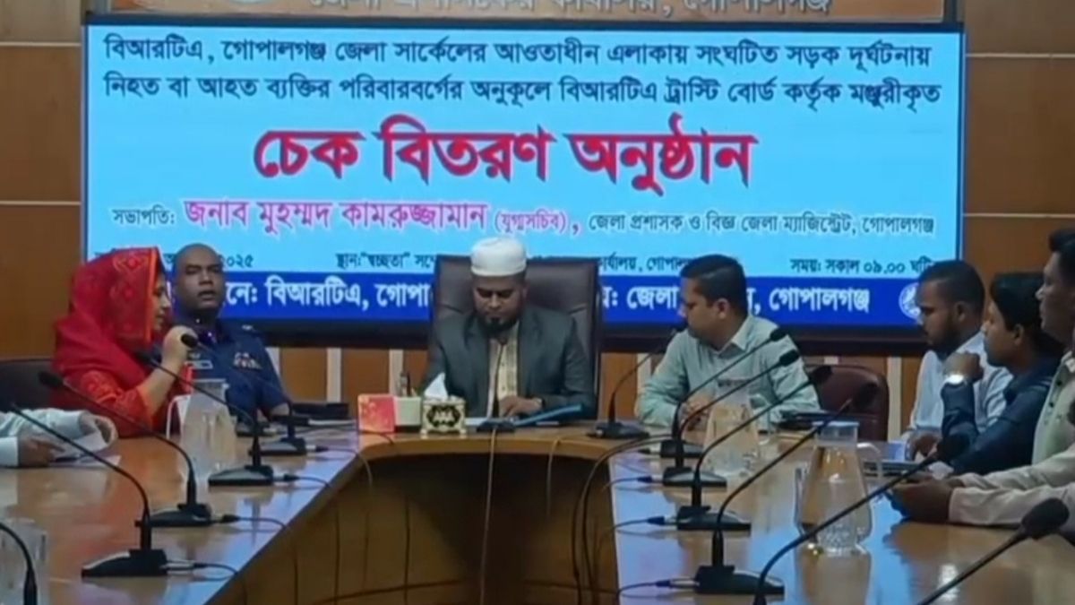 গোপালগঞ্জে সড়ক দুর্ঘটনায় নিহত ৮ পরিবারে অনুদানের চেক বিতরণ