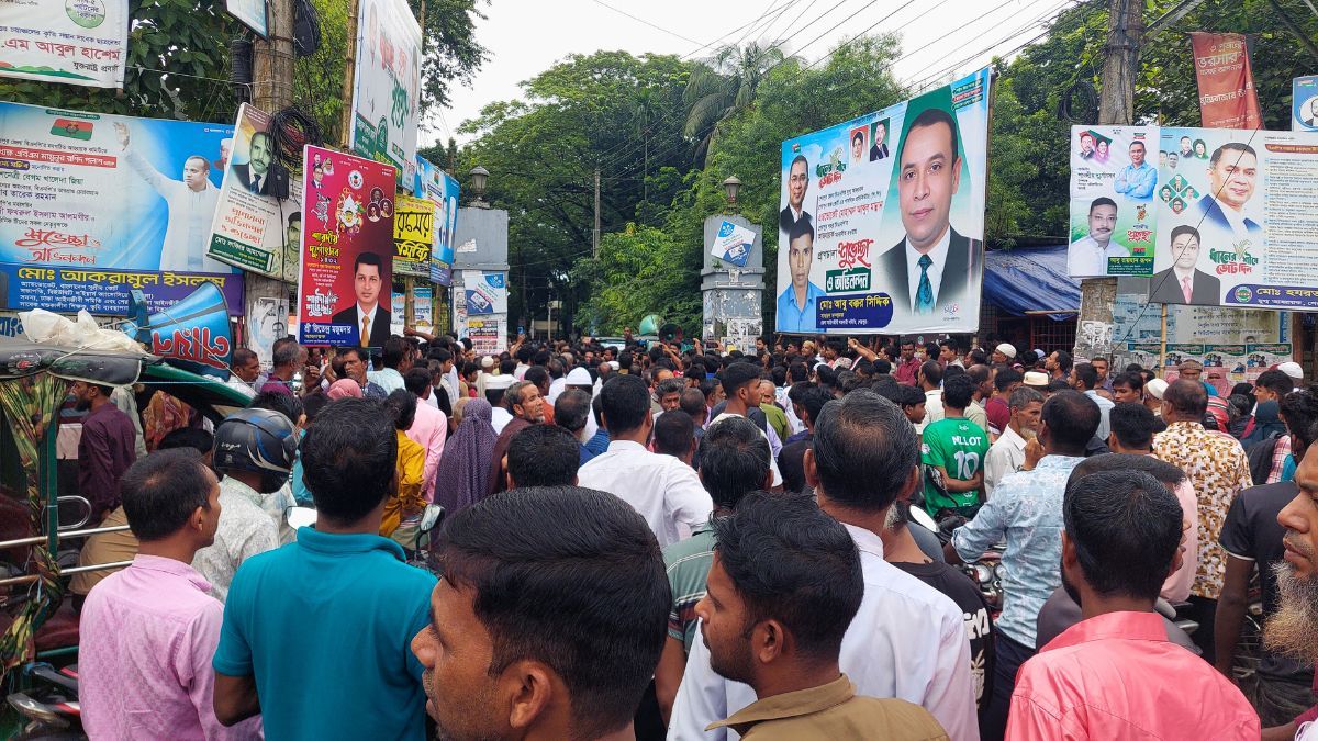 শেরপুরে আ.লীগ নেতা চন্দন পালের জামিনের প্রতিবাদে আদালত চত্বরে অবস্থান