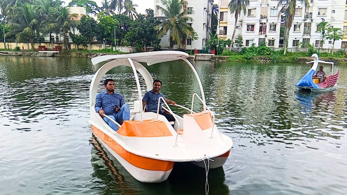 পরিবারের সঙ্গে অবসর কাটানোর নতুন ঠিকানা কোটালীপাড়া উপজেলা পরিষদ লেক