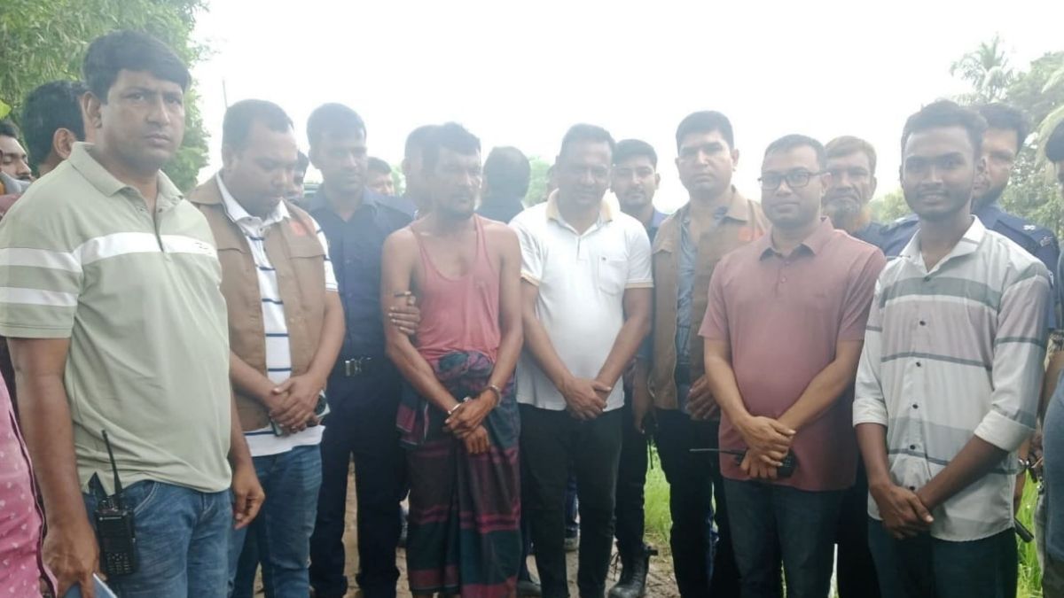 ফেনীতে পুলিশকে পিটিয়ে অস্ত্র ও আসামি ছিনতাই