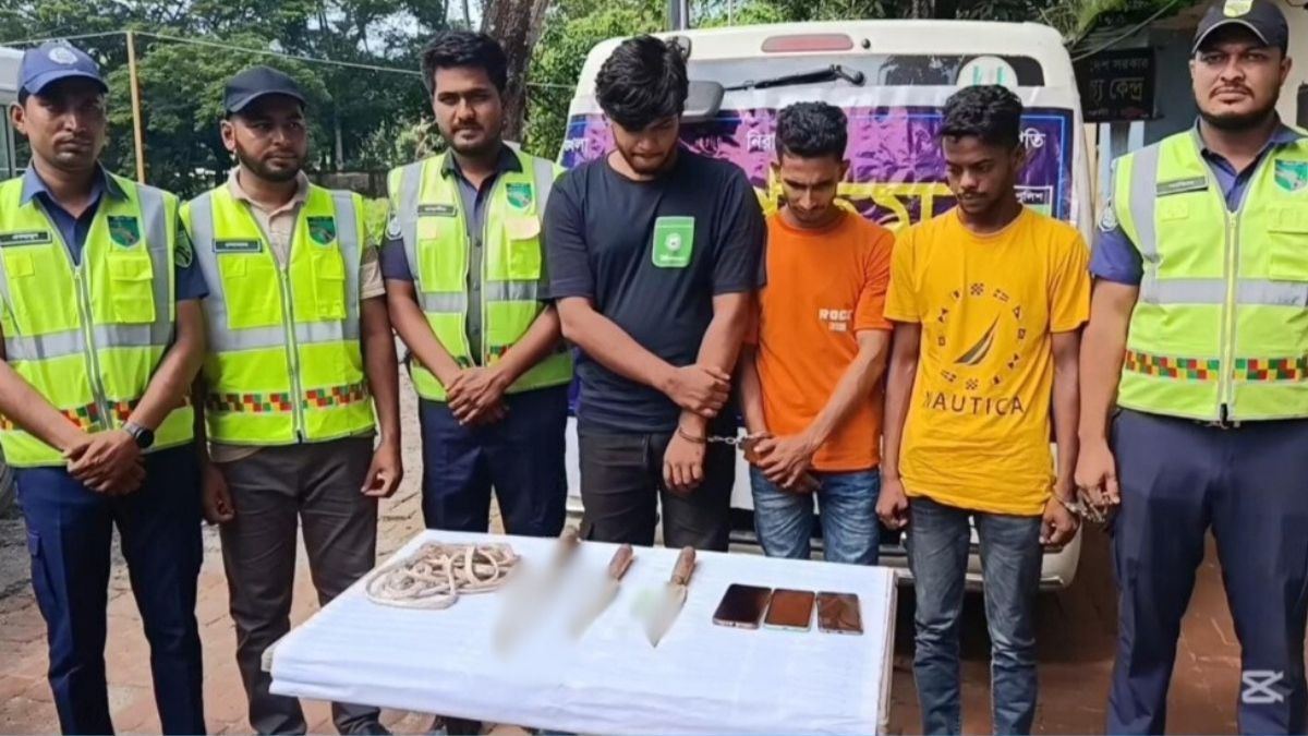অ্যাম্বুলেন্সে লুকানো ছিল ছুরিসহ ডাকাতির সরঞ্জাম, গ্রেপ্তার ৩