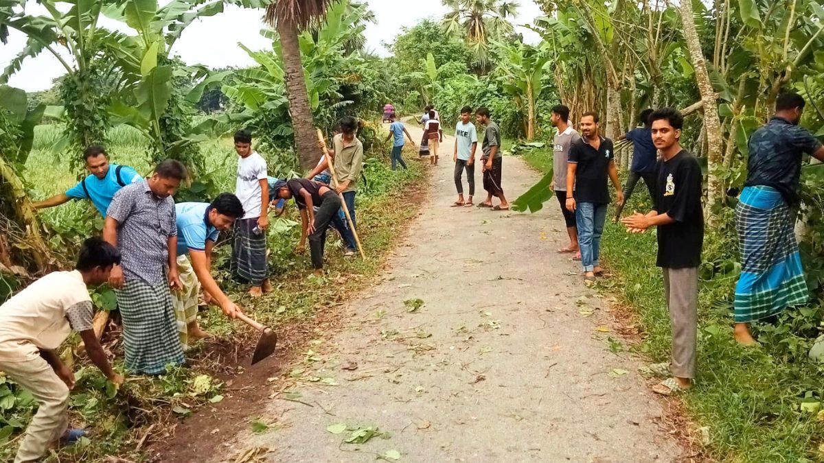 আলফাডাঙ্গায় যুবকদের স্বেচ্ছাশ্রমে ঝোপঝাড় পরিষ্কার, বাড়ল সড়কের নিরাপত্তা
