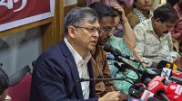 জাতীয় সংসদ নির্বাচনের দিনে গনভোট করতে পারবে ইসি : সালাহউদ্দিন আহমেদ