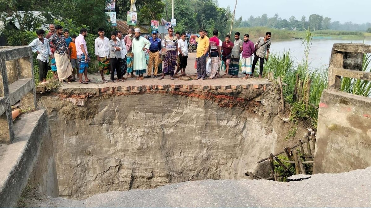 টাঙ্গাইলে সেতুর সংযোগ সড়ক ধসে নদীতে, লক্ষাধিক মানুষের ভোগান্তি