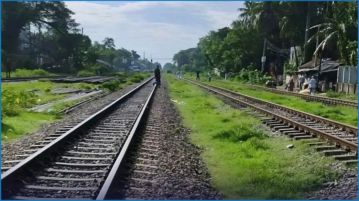 ফেনীতে ট্রেনে কাটা পড়ে ২ যুবক নিহত