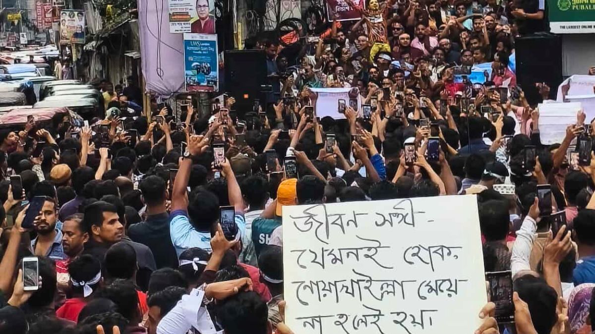 কুমিল্লাকে বিভাগ ঘোষণার দাবিতে রাজপথে হাজারো মানুষ