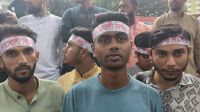 নোয়াখালী বিভাগের দাবিতে গান গাইলেন যুবক