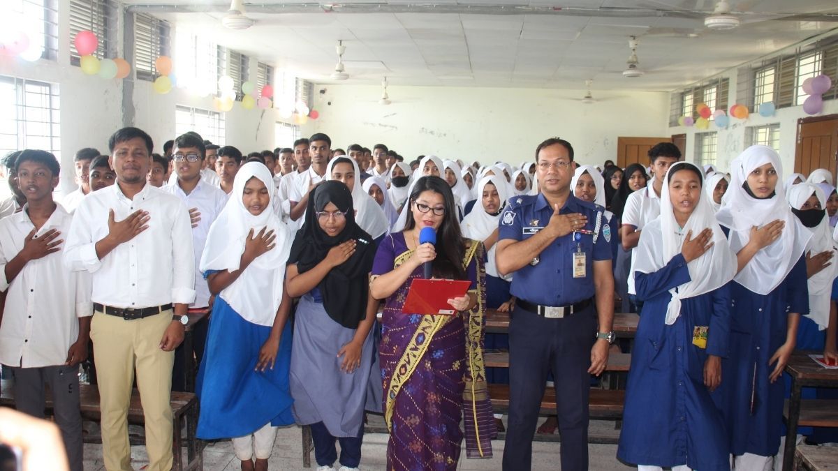 কুমিল্লায় স্মার্টফোনের আসক্তিকে লাল কার্ড দেখিয়ে শিক্ষার্থীদের শপথ