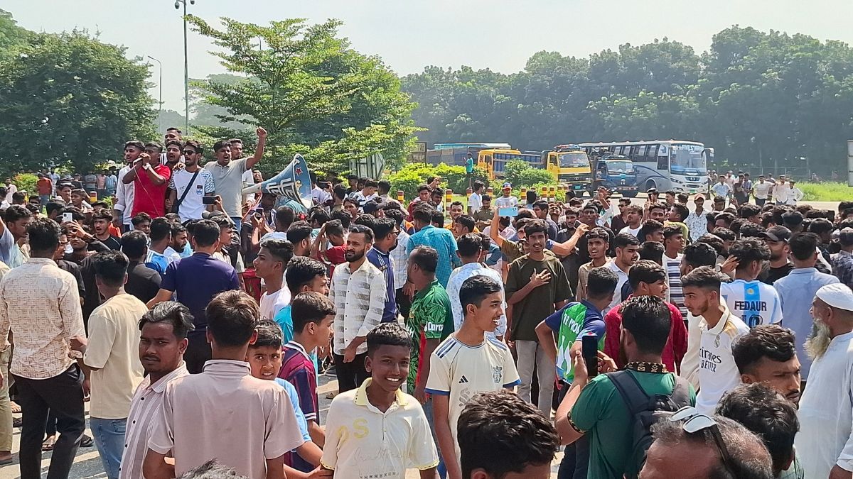 টাঙ্গাইল জেলাকে ঢাকা বিভাগের সঙ্গে রাখার দাবিতে মহাসড়ক অবরোধ