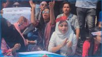 ৪ দাবি না মানা পর্যন্ত অবস্থান ছাড়বেন না ৭ কলেজের শিক্ষার্থীরা