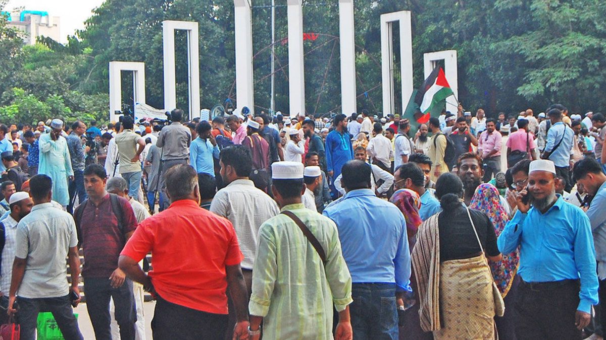 বিভিন্ন দাবি আদায়ে সচিবালয় অভিমুখে শিক্ষকদের ‘লংমার্চ’