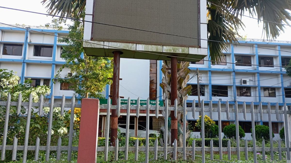 কুমিল্লায় কোটি টাকার এলইডি টিভি ও বিলবোর্ড পরিত্যক্ত