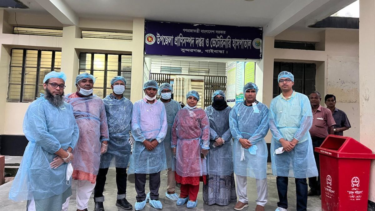 গাইবান্ধায় অ্যানথ্রাক্স আক্রান্ত এলাকা পরিদর্শনে বাকৃবি বিশেষজ্ঞরা