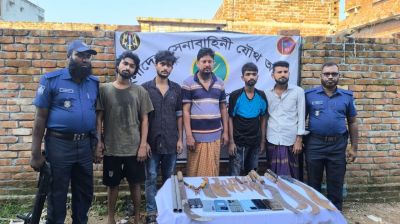 আশুলিয়ায় সেনা অভিযানে বিপুল দেশীয় অস্ত্রসহ আটক ৫