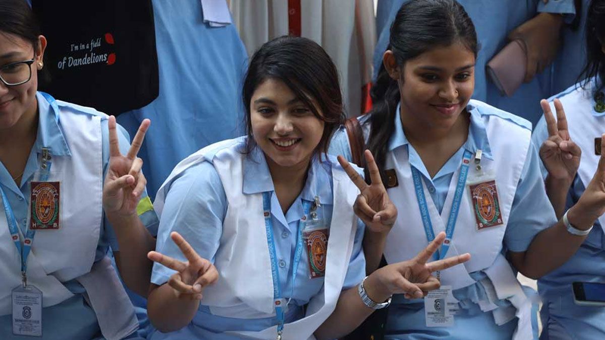 এইচএসসিতে পাস ও জিপিএ-৫ প্রাপ্তিতে ছেলে না মেয়েরা এগিয়ে?