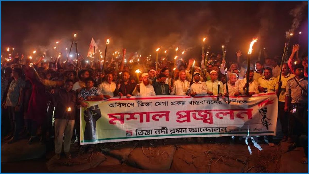 তিস্তা মহাপরিকল্পনা বাস্তবায়নের দাবিতে কুড়িগ্রামে মশাল প্রজ্জ্বালন