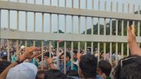 সংসদ ভবনের সামনে পুলিশ-জুলাই যোদ্ধাদের সংঘর্ষ