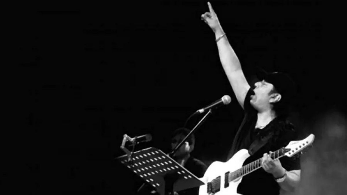 এই দিনে থেমে গিয়েছিল ‘রুপালি গিটার’...