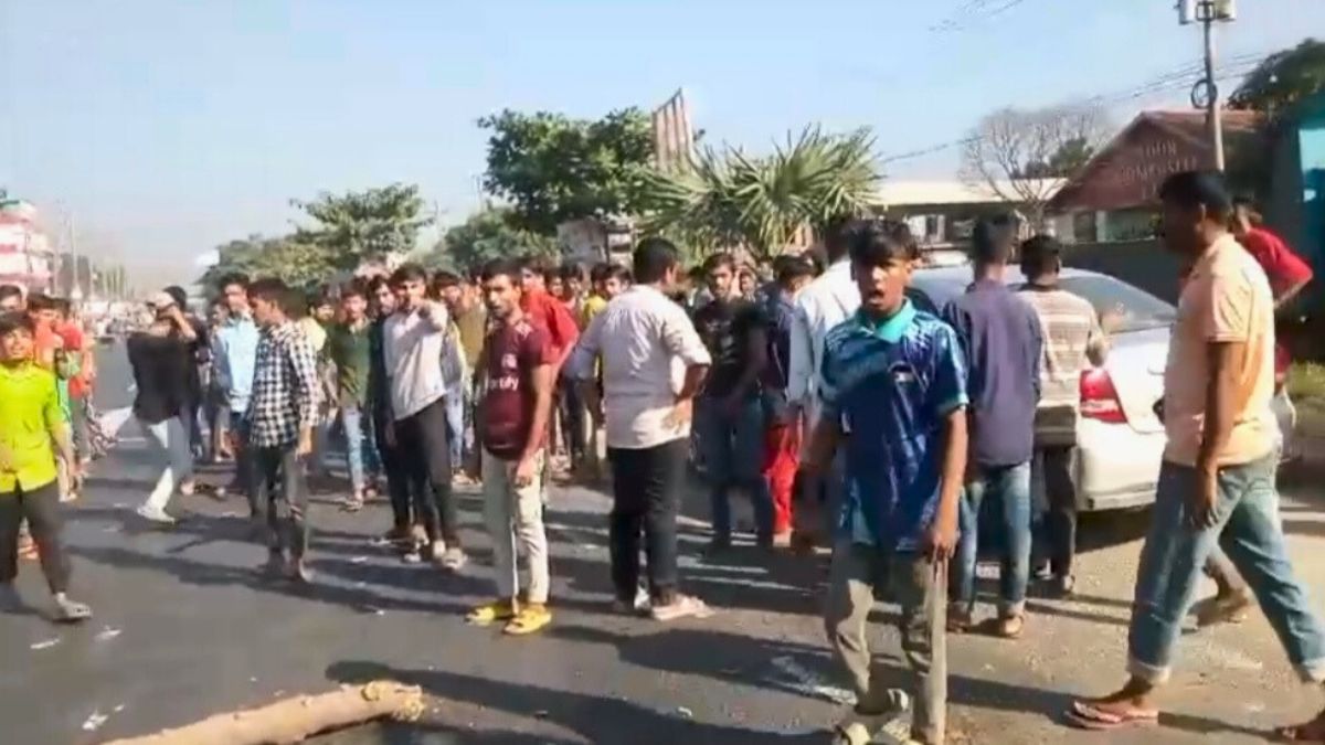 শ্রীপুরে বকেয়া বেতনের দাবিতে মহাসড়ক অবরোধ-বিক্ষোভ