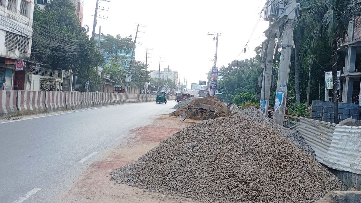 কুমিল্লায় নির্মাণ সামগ্রী ফেলে সড়ক দখল, চরম ভোগান্তি