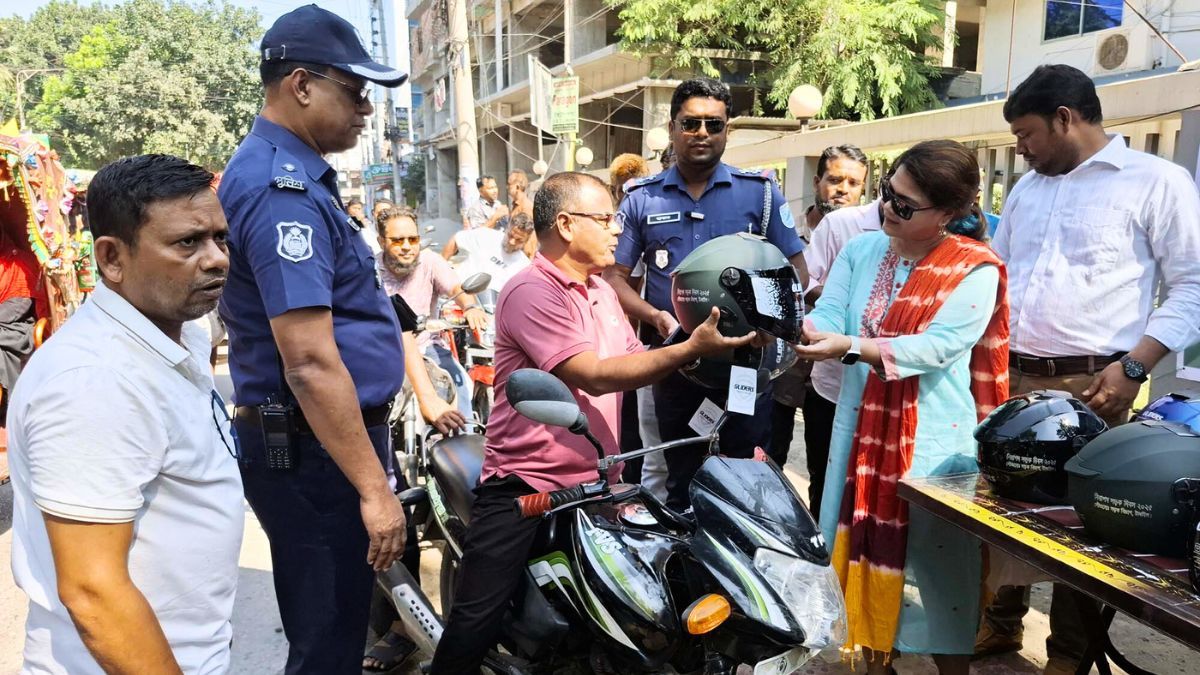 টাঙ্গাইলে জাতীয় নিরাপদ সড়ক দিবসে বিনামূল্যে হেলমেট বিতরণ