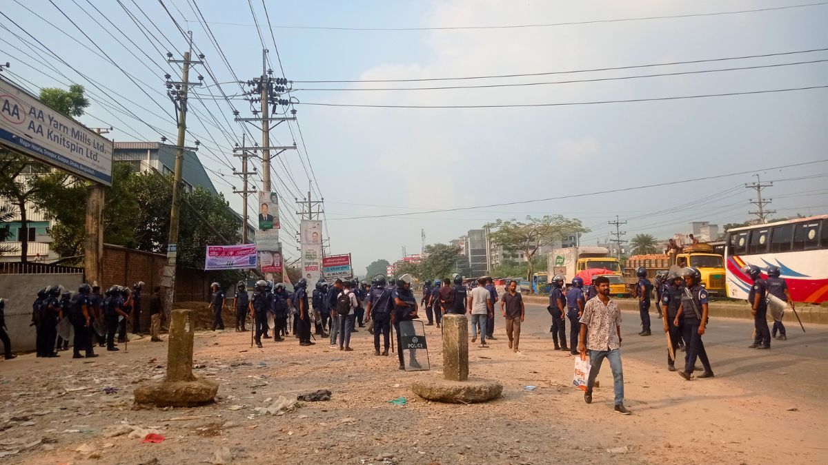 শ্রীপুরে বকেয়া বেতনের দাবিতে সড়ক অবরোধ, সংঘর্ষে আহত ১২