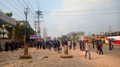 শ্রীপুরে বকেয়া বেতনের দাবিতে সড়ক অবরোধ, সংঘর্ষে আহত ১২