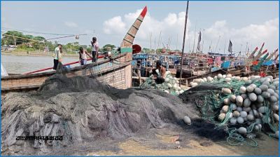 নিষেধাজ্ঞা শেষে রাতেই ইলিশ শিকারে নামতে প্রস্তুত জেলেরা