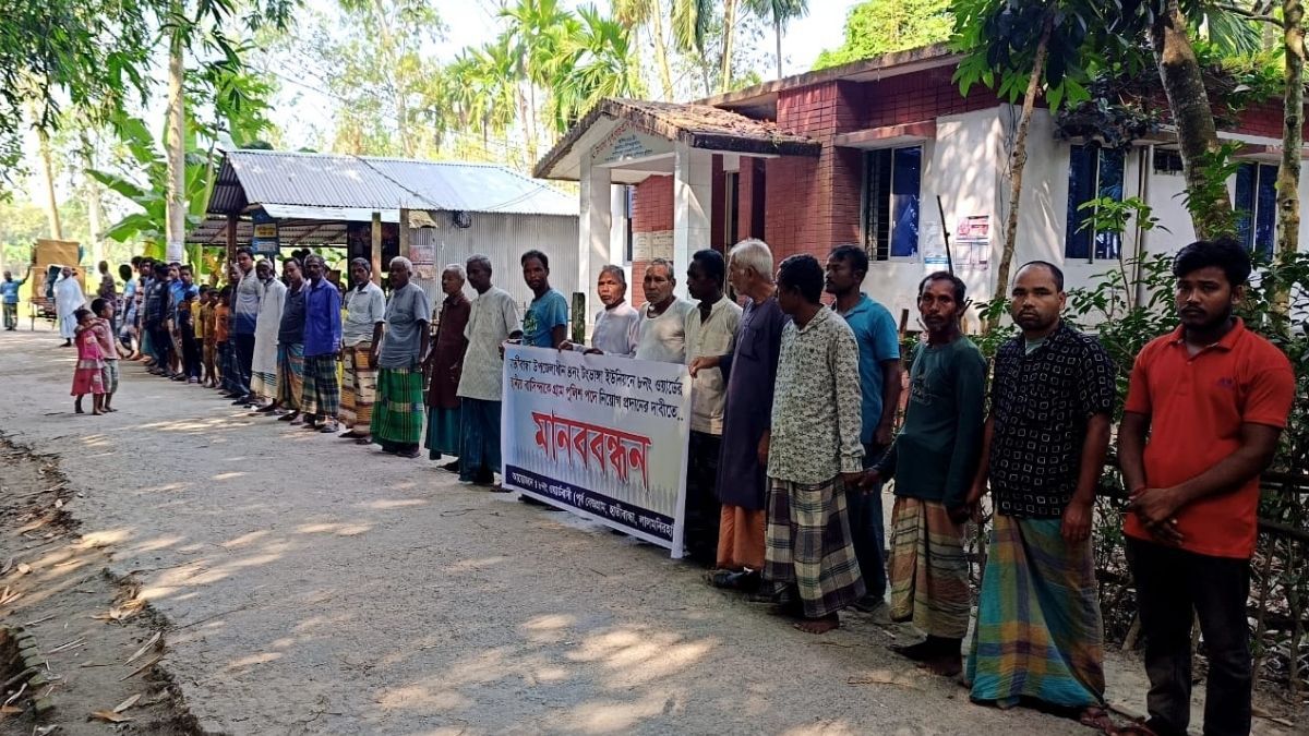 লালমনিরহাটে স্থানীয় প্রার্থীকে গ্রামপুলিশ পদে নিয়োগের দাবিতে মানববন্ধন